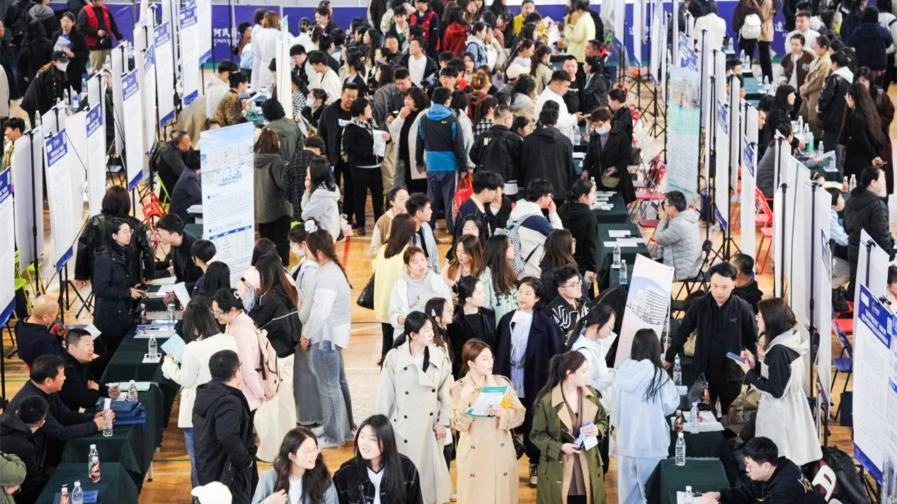 现场接洽，现场面试丨我校成功举办“百万学子留辽来辽”专项行动暨辽宁何氏医学院2025年春季双选会