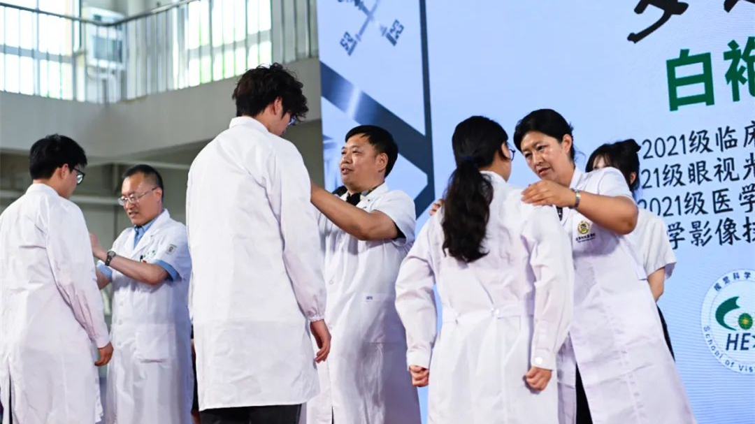 医者荣耀 · 梦想启航 | 辽宁何氏医学院举行2025年医学生白袍授予仪式