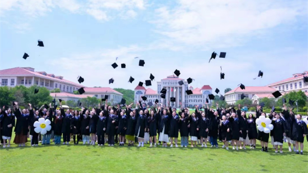 再见，小何——辽宁何氏医学院隆重举行2025届毕业典礼暨学位授予仪式