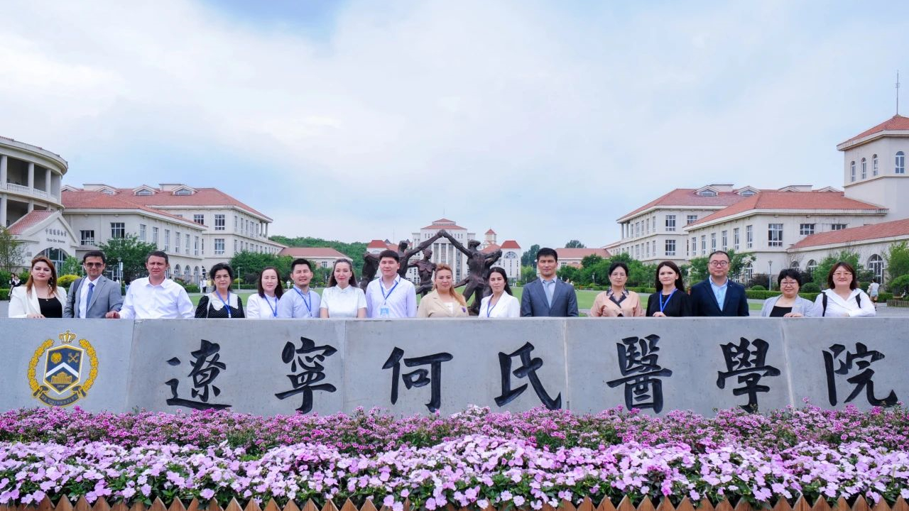 共筑“健康丝绸之路”新纽带——上合组织国家学校类管理研修班访问辽宁何氏医学院，共谱合作新篇