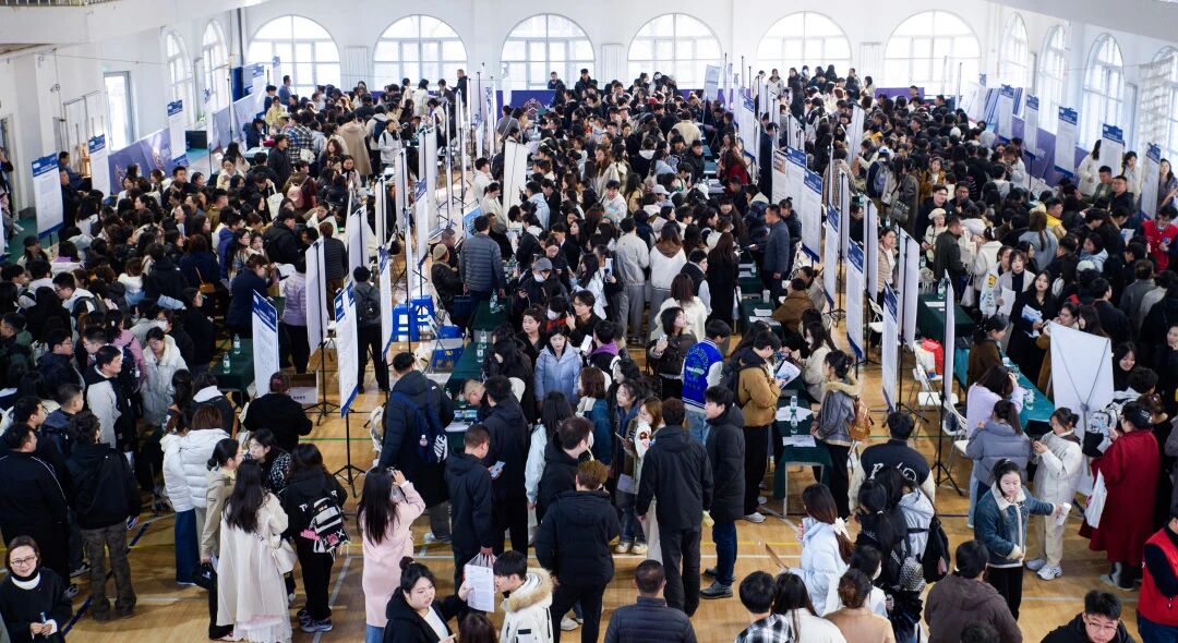 校企深度合作助力毕业生就业——辽宁何氏医学院成功举办秋季双选会