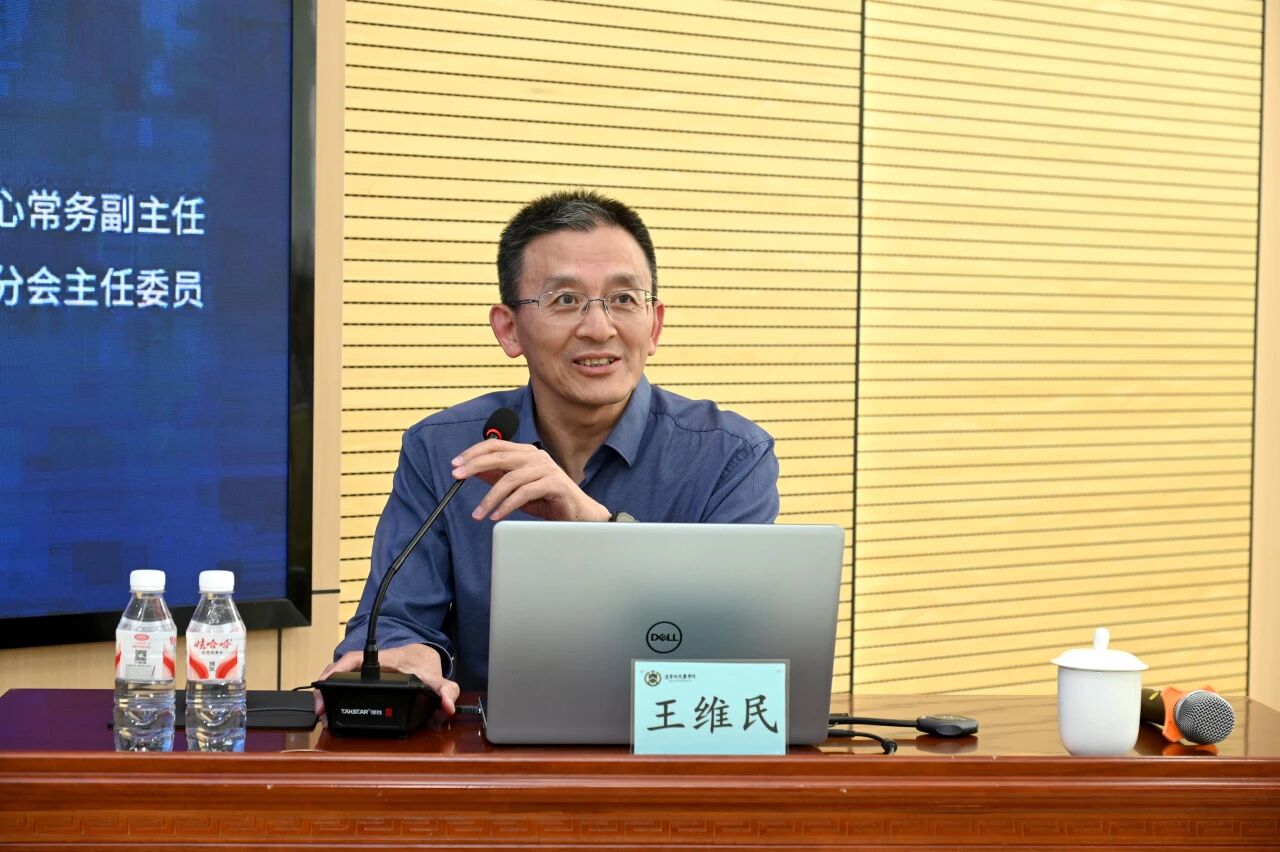 王维民教授做客“何氏大讲堂”,解析AI时代的本科医学教育