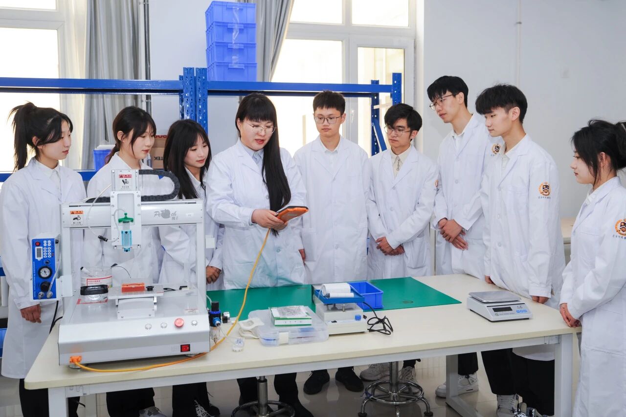 【榜样在身边】深耕产教融合，潜心立德树人——她是人工智能与大数据学院滕丹！